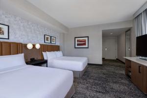 Postel nebo postele na pokoji v ubytování DoubleTree by Hilton Las Vegas East Flamingo