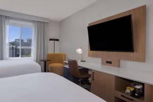 TV a/nebo společenská místnost v ubytování DoubleTree by Hilton Las Vegas East Flamingo