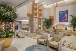 eine Lobby eines Hotels mit Sofas und Pflanzen in der Unterkunft Hyatt Regency Izmir IstinyePark in Izmir