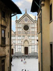 un gran edificio con gente caminando delante de él en Santa Croce Luxury Suite - Dolcevita Holiday en Florence
