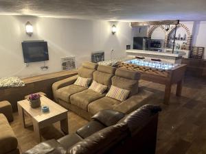 - un salon avec un canapé et une table dans l'établissement Málaga casa grande familiar, à Malaga