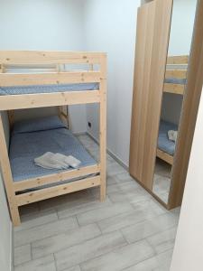 una stanza con due letti a castello e uno specchio di City Wonders B&B a Napoli