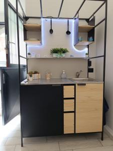 una cucina con bancone e lavandino di City Wonders B&B a Napoli