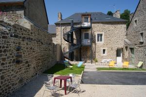 a group of chairs sitting outside of a building at Au Fil De L'eau - Les Remparts in Dinan