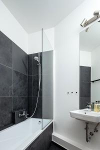 a bathroom with a shower and a sink at Künstlerzimmer im Kulturhaus Häselburg in Gera +64 photos