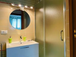 La salle de bains est pourvue d'une douche, d'un lavabo et d'un miroir. dans l'établissement La Casa di Pino, à Agerola