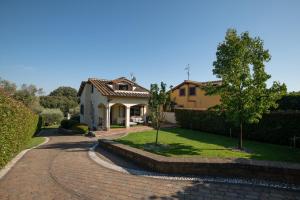 eine steinerne Einfahrt, die zu einem Haus führt in der Unterkunft Villa Marilì in Bracciano