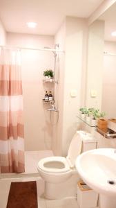 y baño con aseo y lavamanos. en R Home Staycation - Niagara Tower en Manila