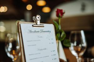 un menú en una mesa con copas de vino en Thurntaler Rast, en Außervillgraten