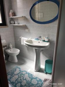 bagno con lavandino e servizi igienici di Casa Patrizia B&B cir in info a Sirmione