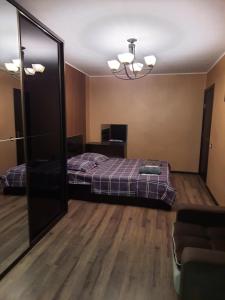 Apartment on Vazha-Pshavela VI, 1A في تبليسي: غرفة نوم بسرير ومرآة