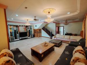 シブにあるR&S Homestay Sibu - Wedding House with Large Parking Area and High Speed Unifiのリビングルーム(ソファ、テーブル付)