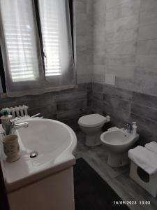 a bathroom with a tub and a toilet and a sink at Casa Patrizia B&B cir in info in Sirmione