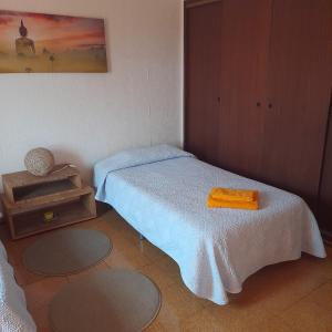 Zimmer mit einem Bett und einem Nachttisch mit einem Bett von 6 x 6 cm in der Unterkunft Quarto duplo em Foros de Salvaterra in Estanqueiro