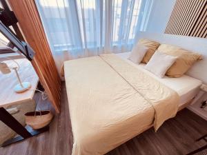Кровать или кровати в номере The Room - Direkt in der Stadt!