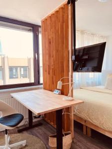 sypialnia z biurkiem, łóżkiem i telewizorem w obiekcie The Room - Direkt in der Stadt! w mieście Bochum
