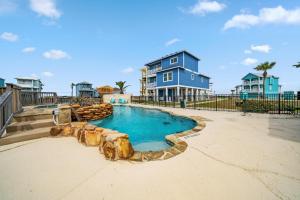 una piscina frente a una casa en la playa en Turtle Time, en Padre Island