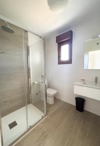 Kamar mandi di Apartamentos El Camino Resorts - Adults only