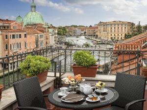 Výhled na řeku, která protéká v blízkosti hotelu