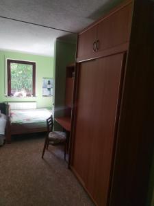 um quarto com um quarto com uma cama e um closet em Ferienwohnung Nordlicht em Großdubrau