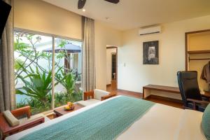 una camera con un letto e una grande finestra di Amatak Boutique Hotel a Siem Reap