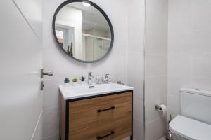 W łazience znajduje się umywalka i lustro. w obiekcie Nordik Apartments Urban - Centro "Oslo" w Maladze