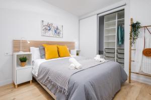 sypialnia z łóżkiem z dwoma ręcznikami w obiekcie Nordik Apartments Urban - Centro "Oslo" w Maladze