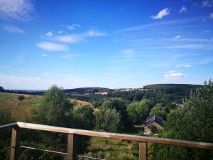 uma vista para o campo a partir da varanda de uma casa em Un brin de Paradis "appartement de 100 m²" em Harzé