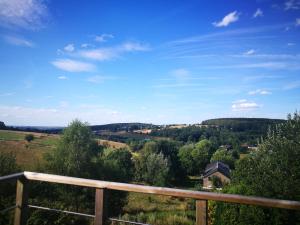 - une vue sur la campagne depuis le balcon d'une maison dans l'établissement Un brin de Paradis "appartement de 100 m²", à Harzé