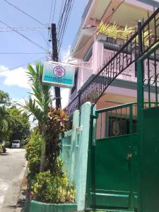 Roseville Home Stay and Moroccan Spa and Wellness في Baranghauon: مبنى يحمل لافتة على جانب الشارع