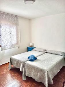 una camera con due letti e una finestra di Apartamento zona Palacio de las Dueñas y las Setas a Siviglia