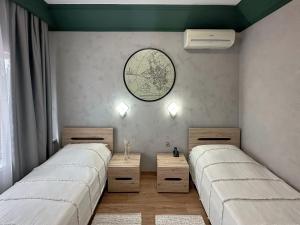 1 dormitorio con 2 camas y reloj en la pared en Готель Зірка, en Kropyvnytskyi