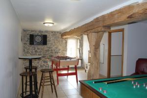 ein Wohnzimmer mit einem Billardtisch und einer Bar in der Unterkunft Le Grenier de la Floye - Gîte Coquelicot in Mettet