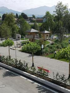 einen Garten mit einer roten Bank in einem Park in der Unterkunft Ferienzimmer Appenzell in Appenzell