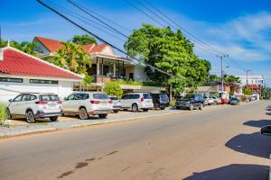 una fila di auto parcheggiate sul lato di una strada di Amatak Boutique Hotel a Siem Reap