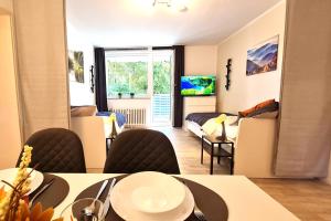 ウンナにあるPerfect Apartment in Unna close to Dortmundのダイニングテーブルとリビングルームが備わります。
