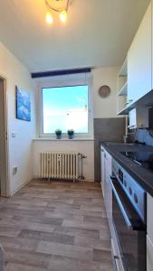 ウンナにあるPerfect Apartment in Unna close to Dortmundの窓、シンク、コンロ付きのキッチンが備わります。