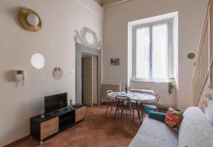 uma sala de estar com um sofá e uma mesa em Fabroniana apartment Elegant em Pistoia