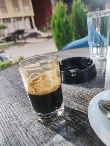 une boisson dans un verre assis sur une table dans l'établissement Dardiyafa, à Azrou