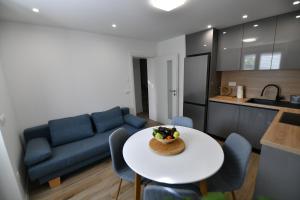 Ett kök eller pentry på Apartment Ksenija 2 rooms, 55m2 brand-new