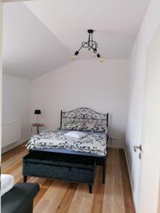 1 dormitorio con 1 cama en una habitación en Cosy house with a big garden in the countryside, en Gołaszewo