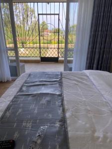 Łóżko lub łóżka w pokoju w obiekcie Villa (8) Del Sol suite with patio & Lakefront