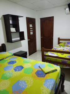 MompósにあるHotel heliconias mompoxの部屋にベッドが2つある部屋