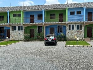 auf einem Parkplatz vor einem Gebäude geparkt in der Unterkunft Oneworld Guesthouse & and Events Centre in Accra