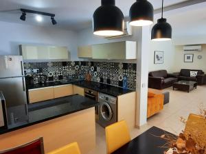 Η κουζίνα ή μικρή κουζίνα στο Villa Larnaca Bay Resort