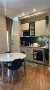 a kitchen with a table and chairs in a room at Appart.confortable, place Dupuy. in Toulouse