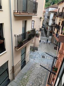 an alley in a building with a balcony at Apartamento Room Laredo in Laredo