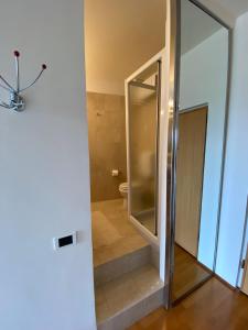 La salle de bains est pourvue d'une douche à l'italienne et de toilettes. dans l'établissement CHAMBRE DANS LA TOUR, à Bergame