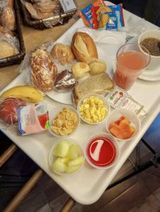 una bandeja de alimentos para el desayuno en una mesa en Calabreza Hotel e Restaurante - By UP Hotel, en Três Corações