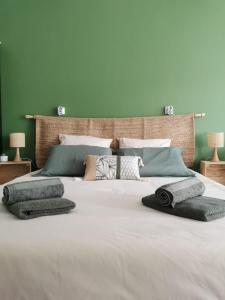 A bed or beds in a room at Les lits de l'Arz